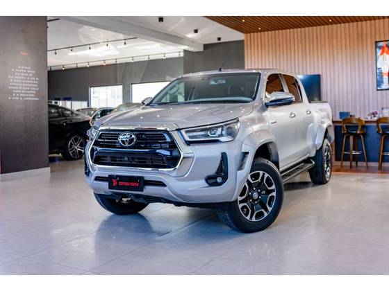 TOYOTA HILUX 2.8 D-4D TURBO DIESEL CD SRX PLUS 4X4 AUTOMÁTICO TOYOTA HILUX 2.8 D-4D TURBO DIESEL CD SRX PLUS 4X4 AUTOMÁTICO